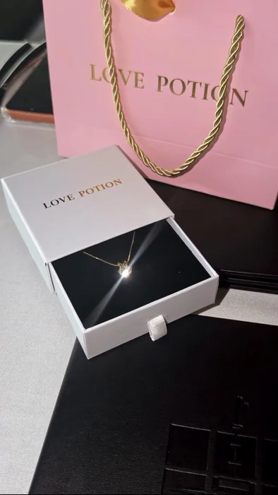 The Heartstruck box with the Love Potion gift bag